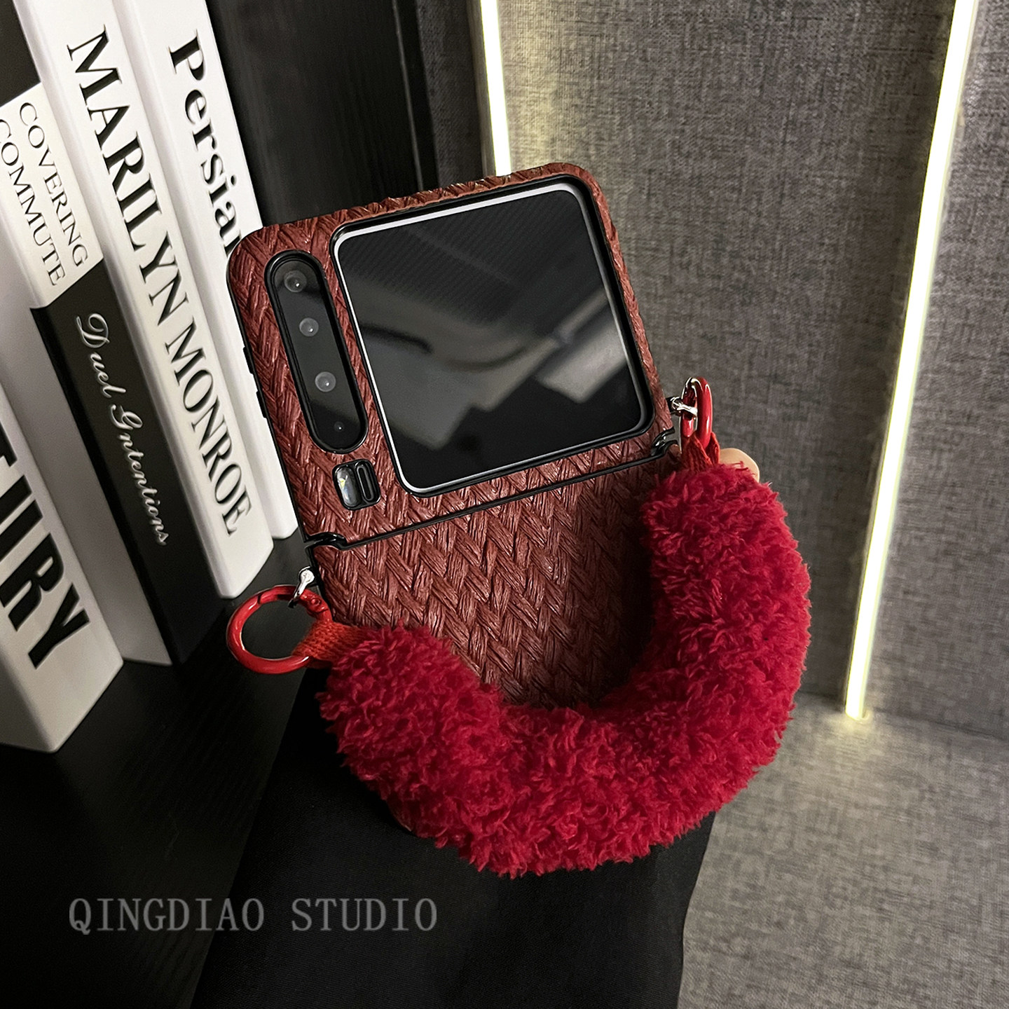 轻调 韩风红色草席纹毛茸手提腕带适用于华为Pura X手机壳全包