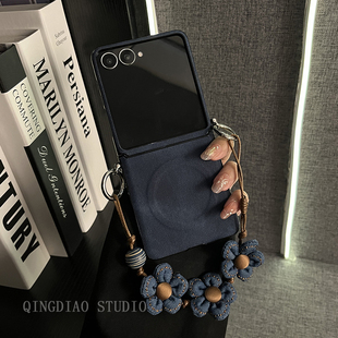 高级感深蓝磁吸牛仔花朵手提链适用于三星zflip7 GalaxyW25Flip手机壳新款 折叠屏翻盖防摔保护套 轻调