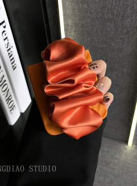 轻调 ins创意橙色肤感褶皱手腕带适用于小米MIX Flip2手机壳全包新款MIX限量版flip折叠屏翻盖防摔保护套小众