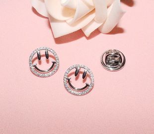 Babychen镂空微笑笑脸胸针可爱日系迷你徽章防走光领扣女礼物配饰