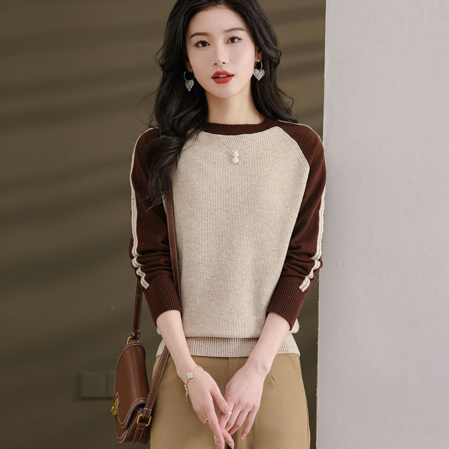 【厂家直供】秋季撞色圆领针织短款女士毛衣提花百搭时尚打底衫潮