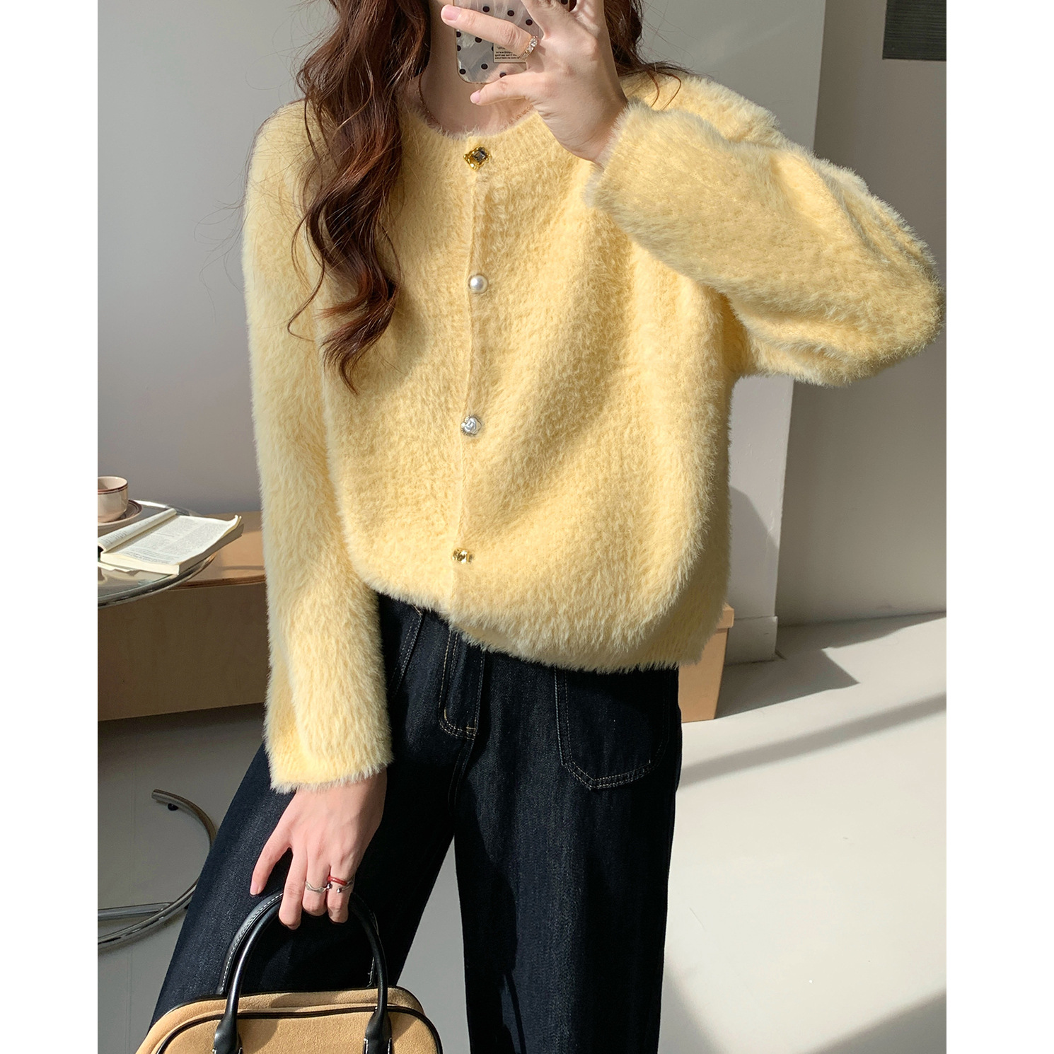 糯叽叽奶黄色温柔甜美风水貂绒针织开衫女小众设计感精美纽扣毛衣