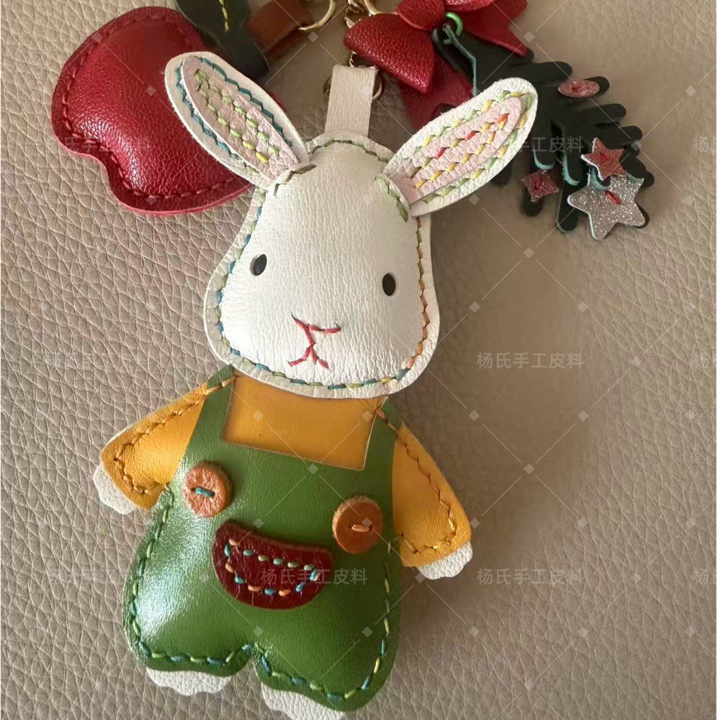 穿衣服的小兔子头层牛皮羊皮手工包挂件