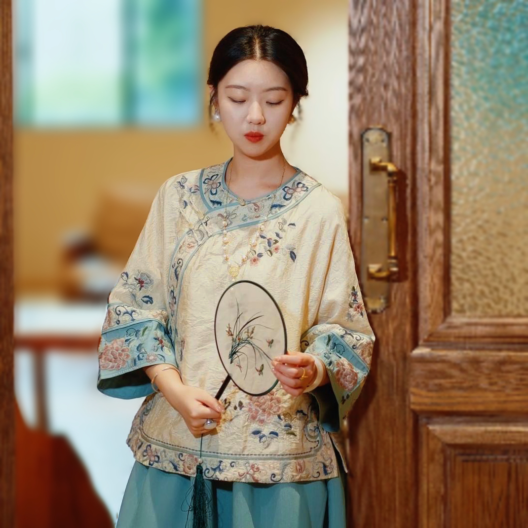 2025新款新中式重工刺绣唐装女款复古贵气长袖国风盘扣旗袍上衣