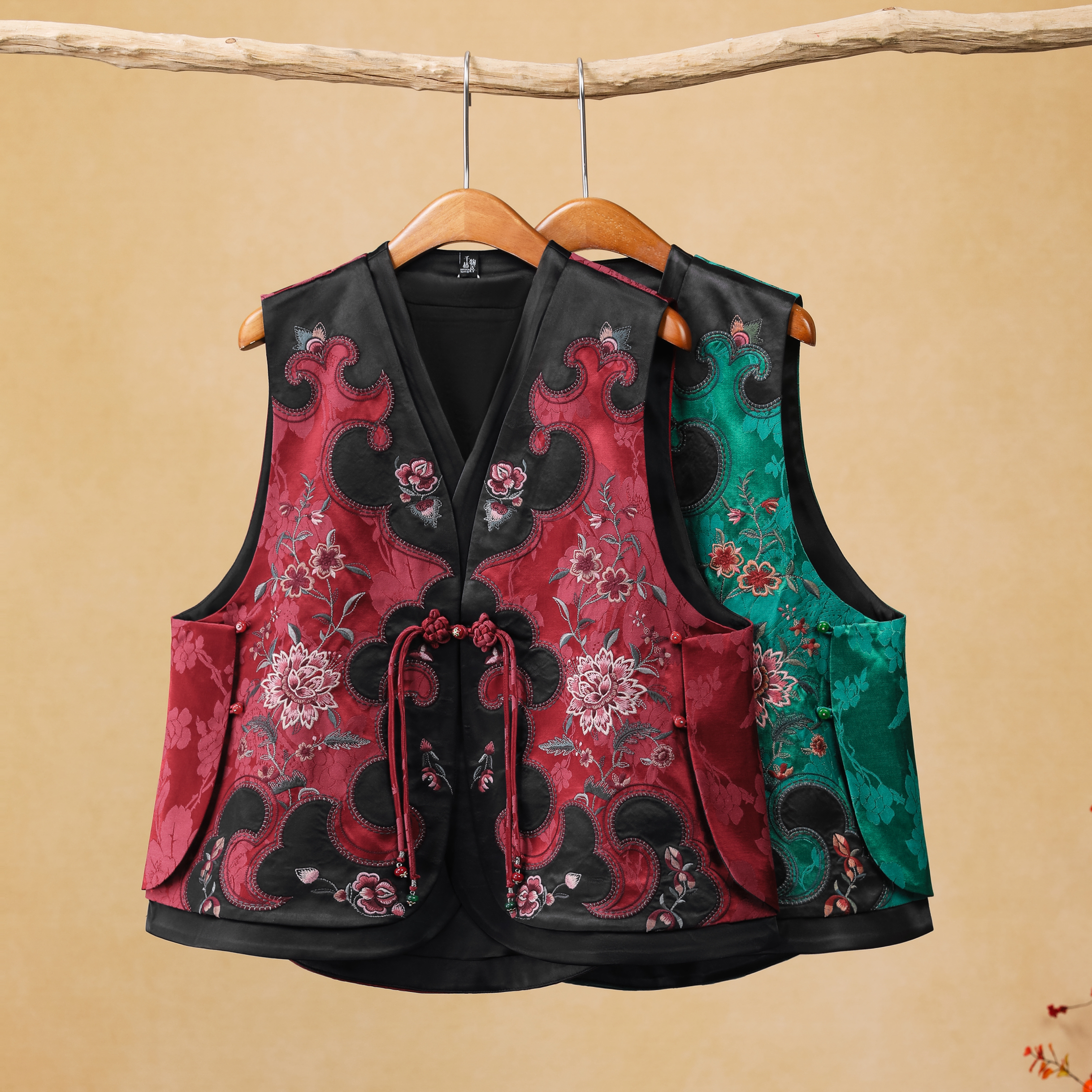 楚馨马甲外套女士2025春季新款V领新中式国风刺绣坎肩上衣马夹