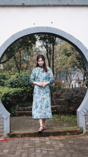 千椿物喜原创新中式刺绣文艺复古国风立领青花瓷改良旗袍连衣裙