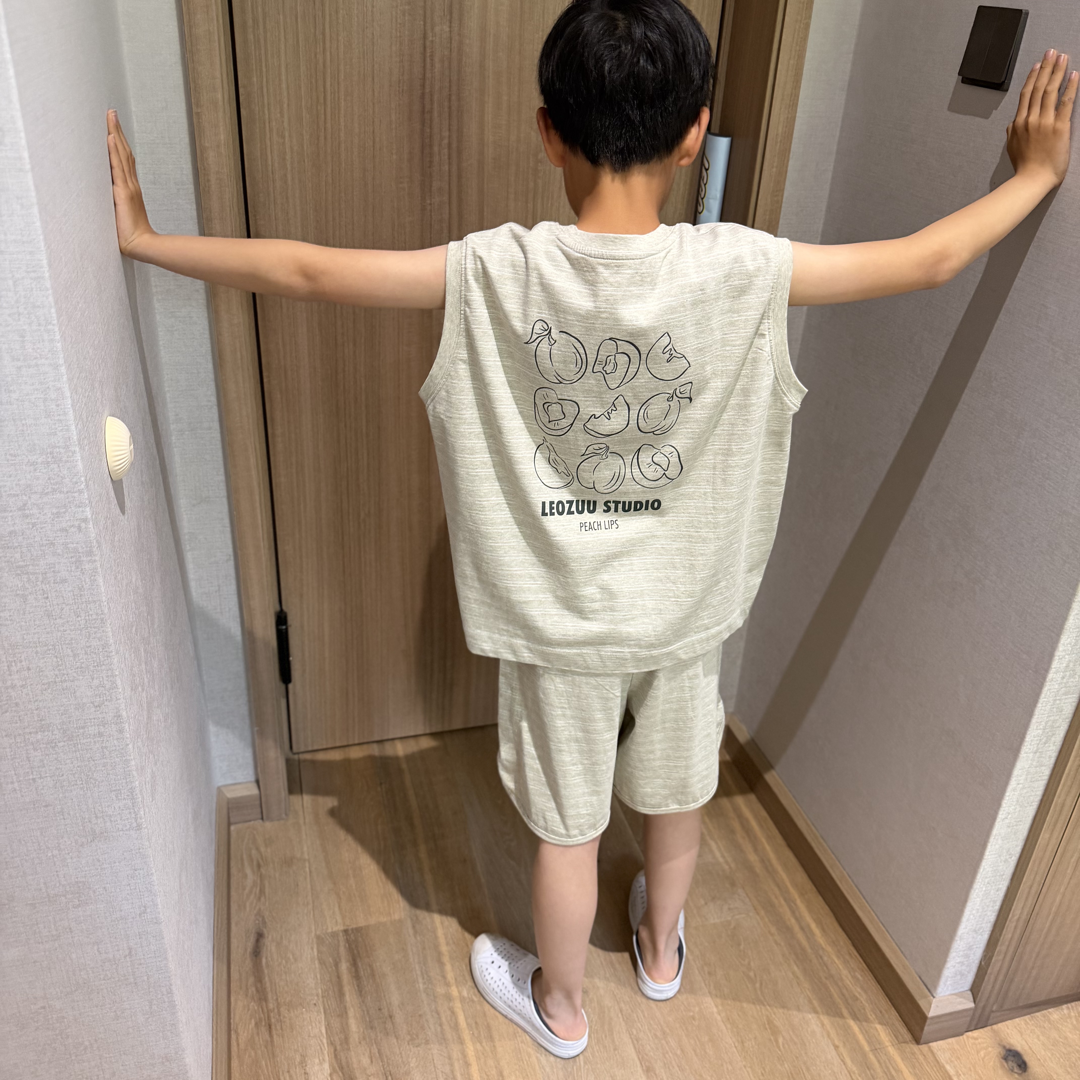 中小童软fufu无袖上衣短裤套装夏季新款背后印花条纹套装舒适百搭
