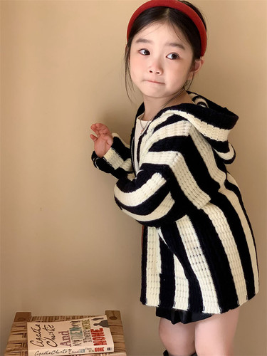 休闲秋季连帽女童黑白竖条纹毛衣