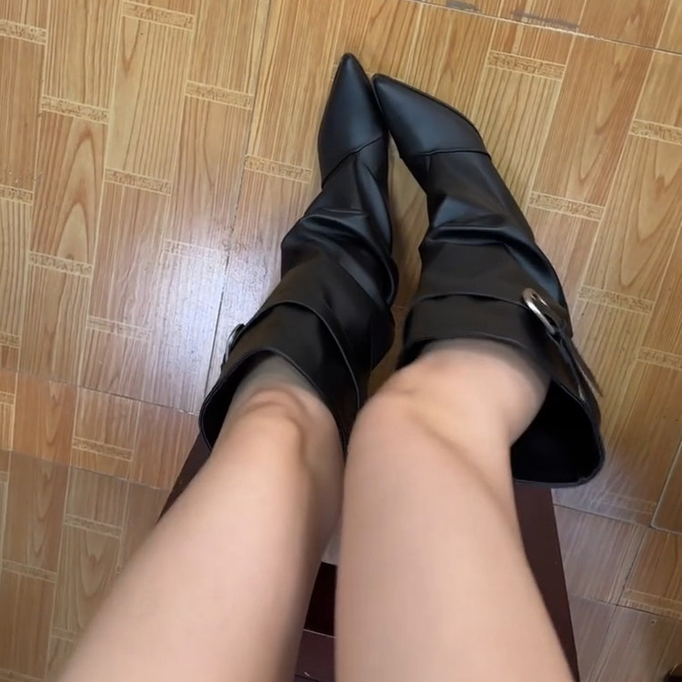 欧美尖头堆堆靴女2026新款黑色皮带扣褶皱骑士靴百搭高长筒靴子