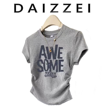 DAIZZEI~高级感正肩短袖T恤女夏抽褶收腰显瘦不规则字母印花上衣