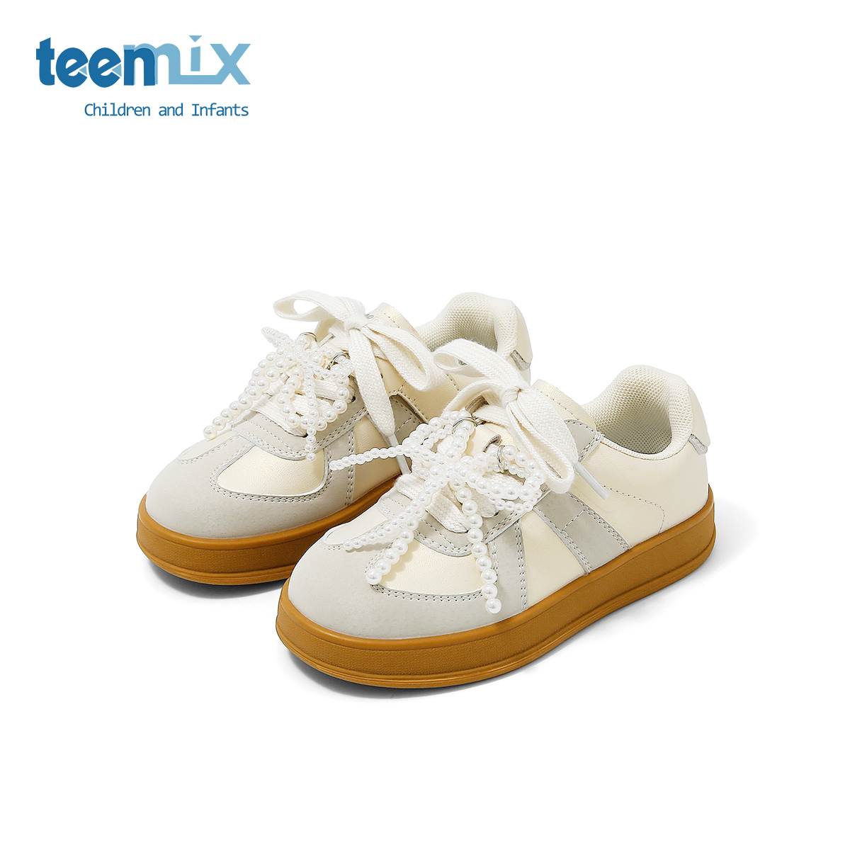 天美意童鞋板鞋，软底软面百搭款