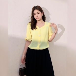 胖mm大码仙气上衣夏季浅黄色短款配裙子甜辣衬衫法式方领纽扣装饰