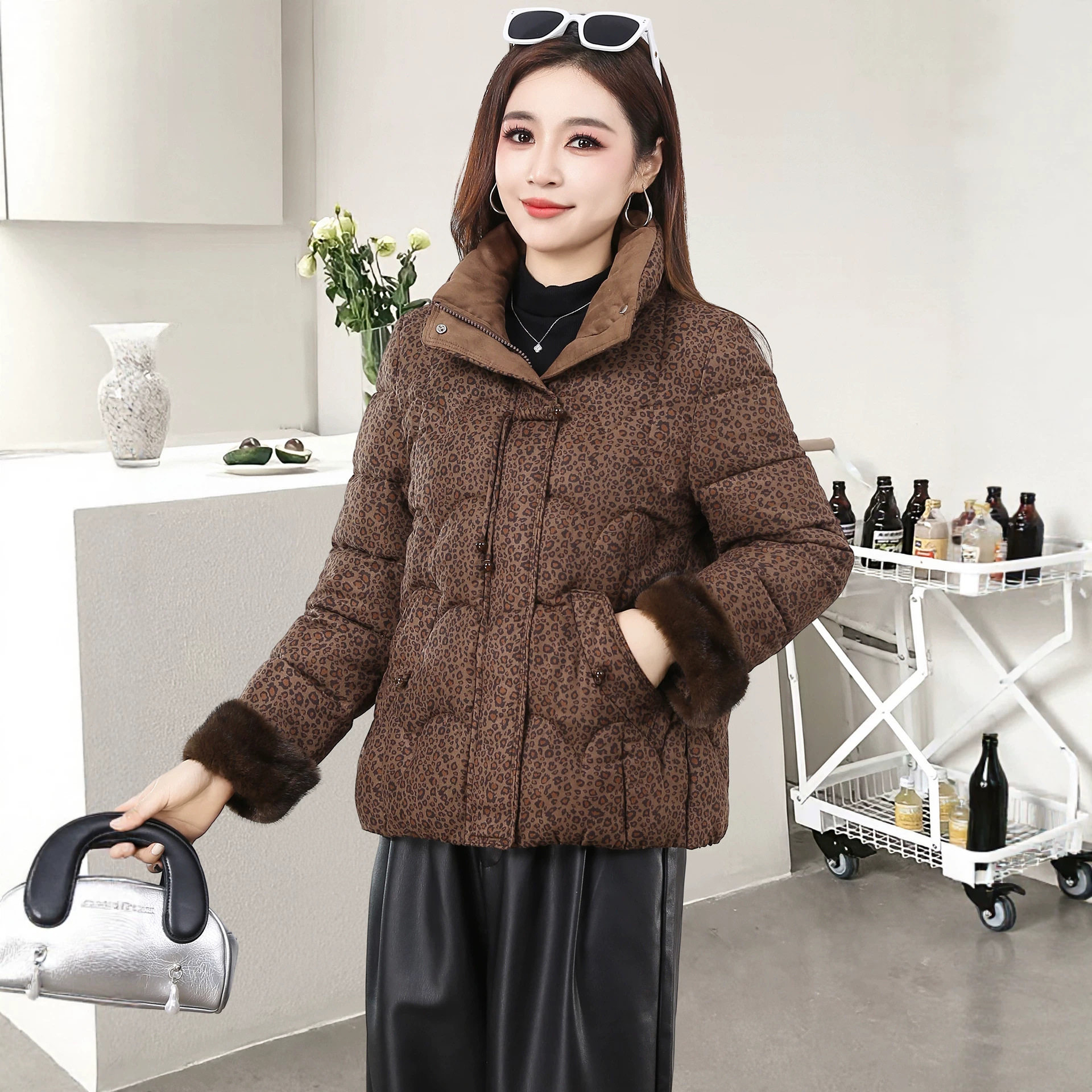工厂现货时尚洋气减龄豹纹棉服女新款韩版立领短款妈妈棉衣外套女