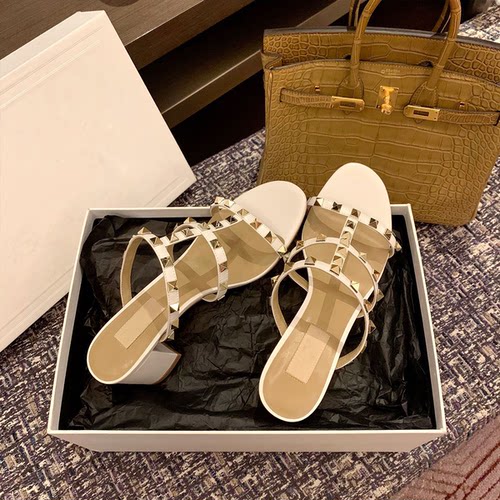 法式夏季凉鞋女2025新款真皮外穿凉拖鞋女铆钉粗跟百搭时尚高跟鞋