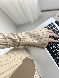 美拉德穿搭条纹肌理感收腰衬衫女轻熟小众学院风刺绣修身长袖上衣