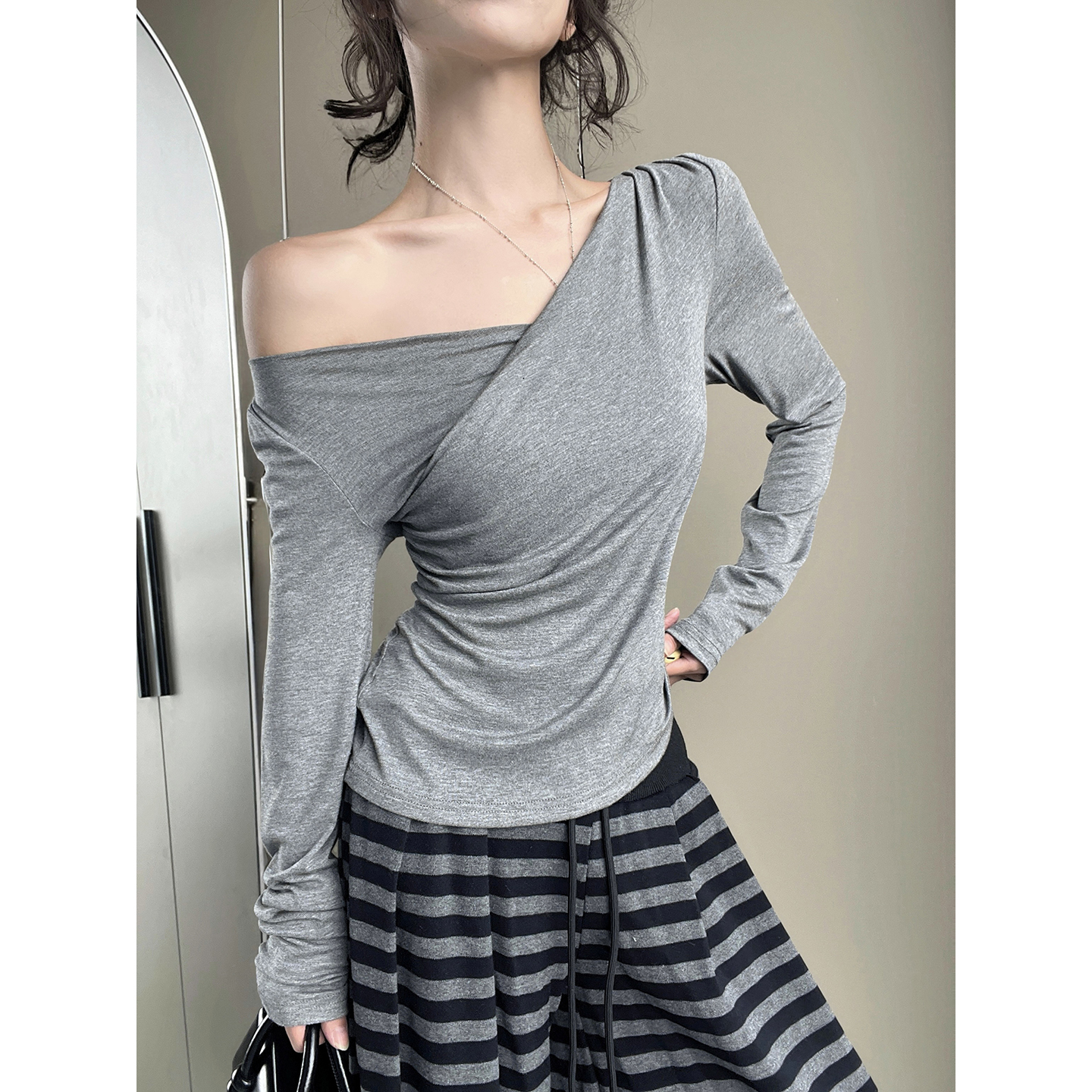 纯欲大领口抽褶设计长袖T恤女