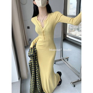 性感排扣设计长袖针织连衣裙女春季新款收腰显瘦内搭修身长款裙子