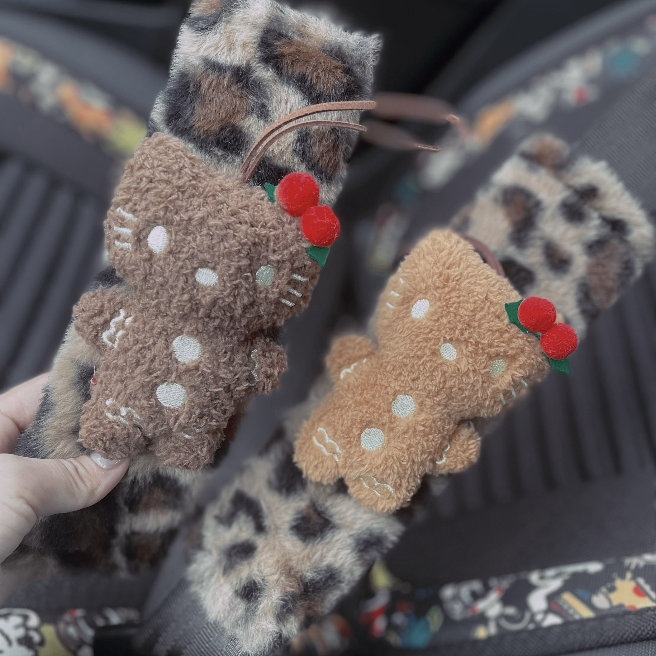 卡通可爱豹纹姜饼干kt猫咪立体可爱安全套护肩套汽车装饰通用一对