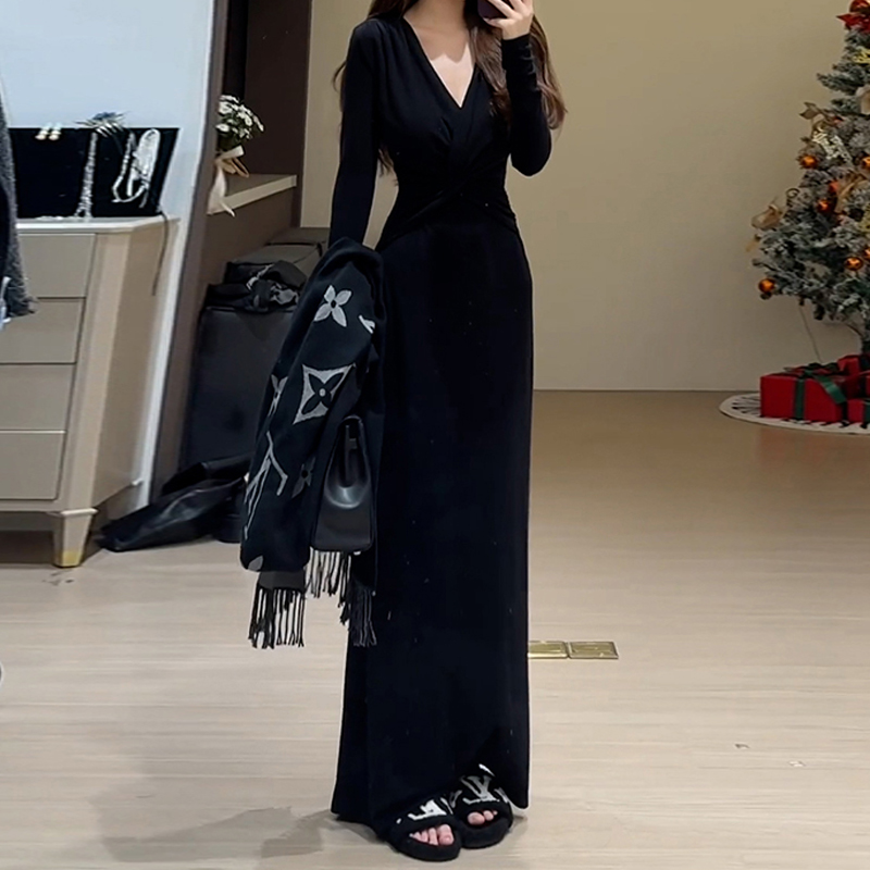 气质黑色针织洋装子女初秋季2025新款配大衣内搭高级感春秋长裙