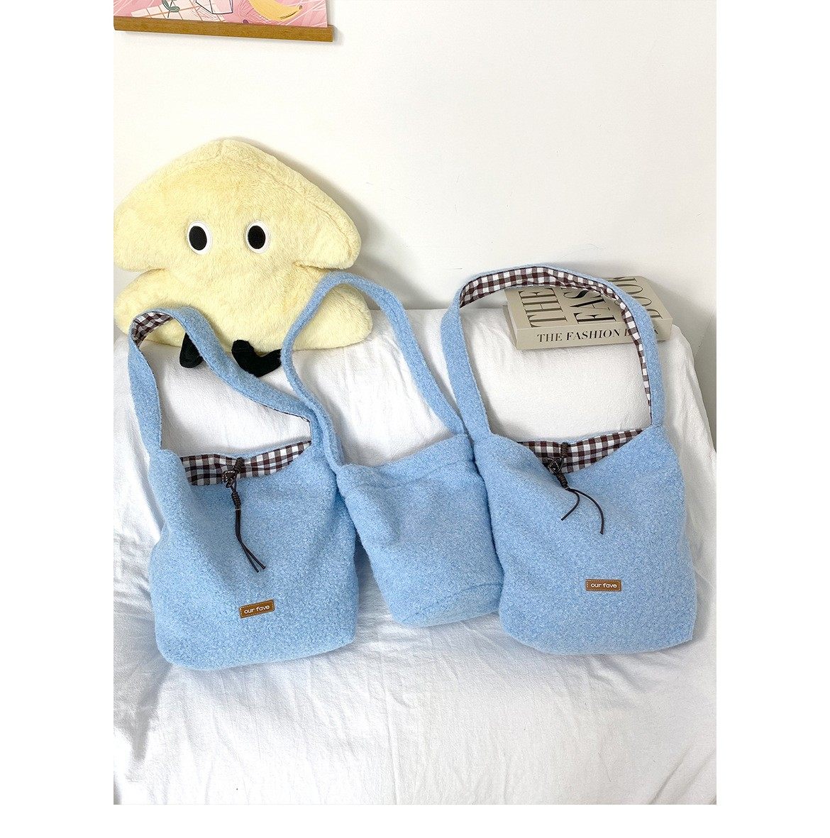 温柔baby蓝毛绒双面包小清新斜挎包秋冬奶油色大容量慵懒风水桶包