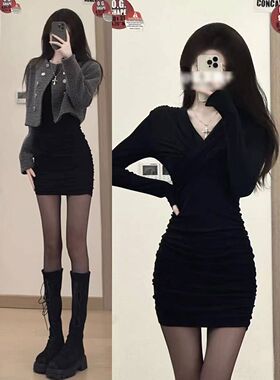 黑色纯欲风褶皱长袖连衣裙秋冬配大衣黑丝后妈包臀打底性感短裙女