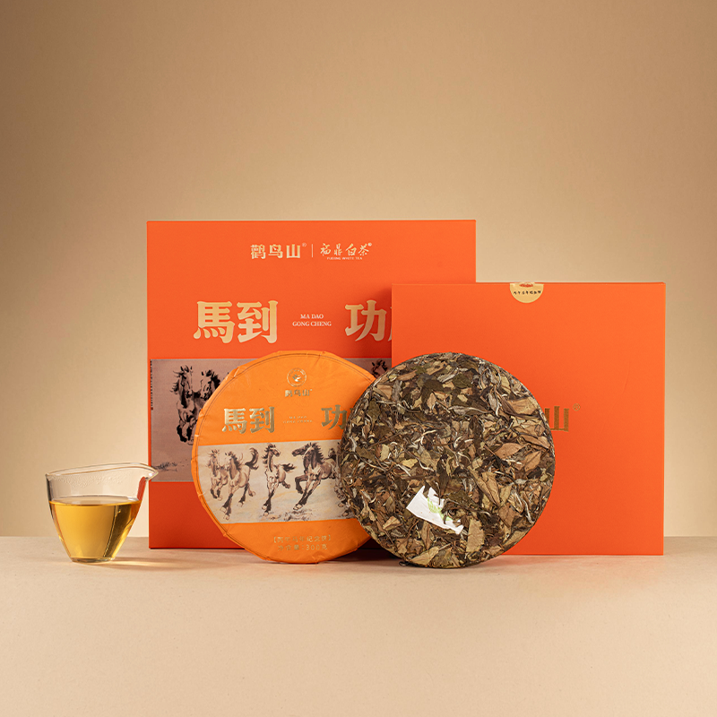 马到功成福鼎白茶管阳高山茶叶老白茶饼2018年300克马年生肖茶礼