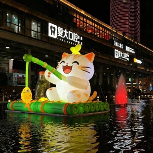 网红水上漂浮卡通气模夜游湖面发光招财猫主题充气模型摆件可定制