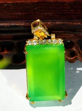 阳绿翡翠色无事牌玛瑙吊坠媲美