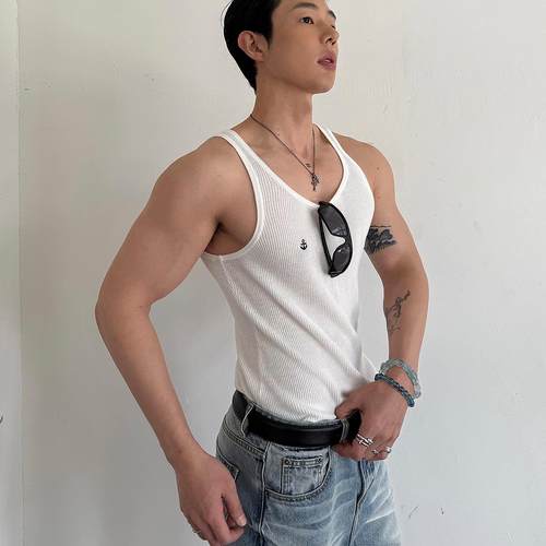 百搭米白色圆领针织背心刺绣