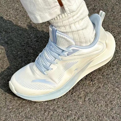 安踏女子跑步鞋轻便防滑