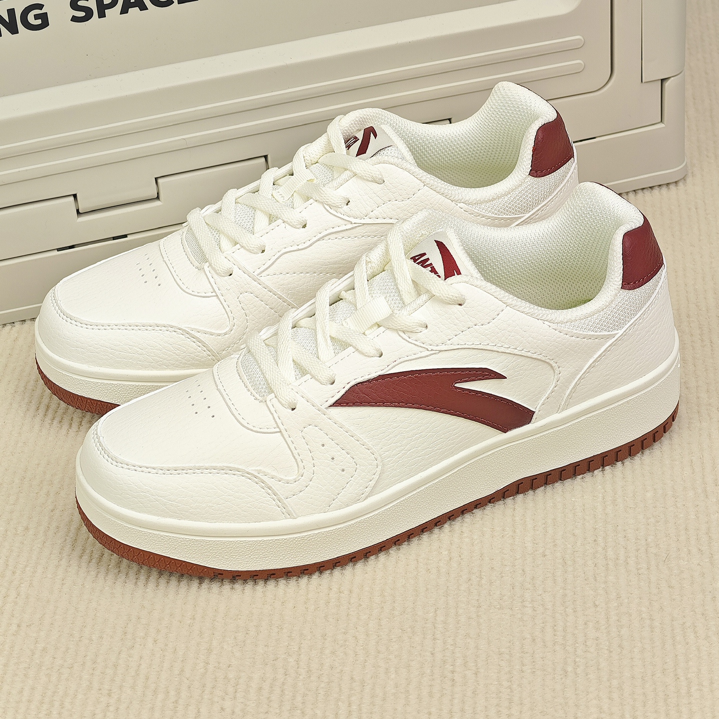 安踏刺绣系带女板鞋低帮百搭