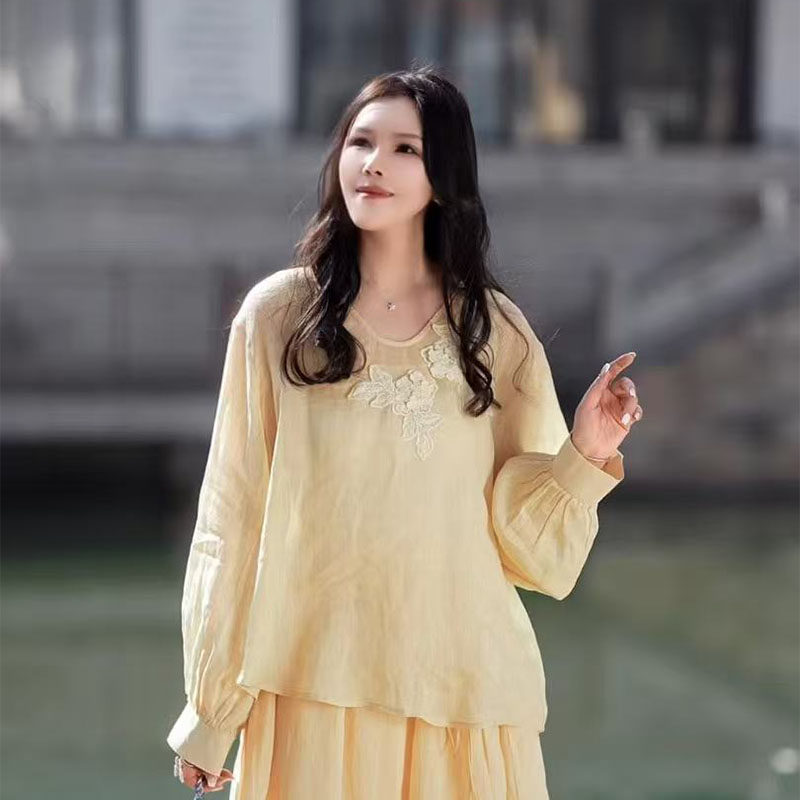 2026春夏温柔文艺风立体刺绣灯笼袖V领套头衬衫女款苎麻显瘦上衣
