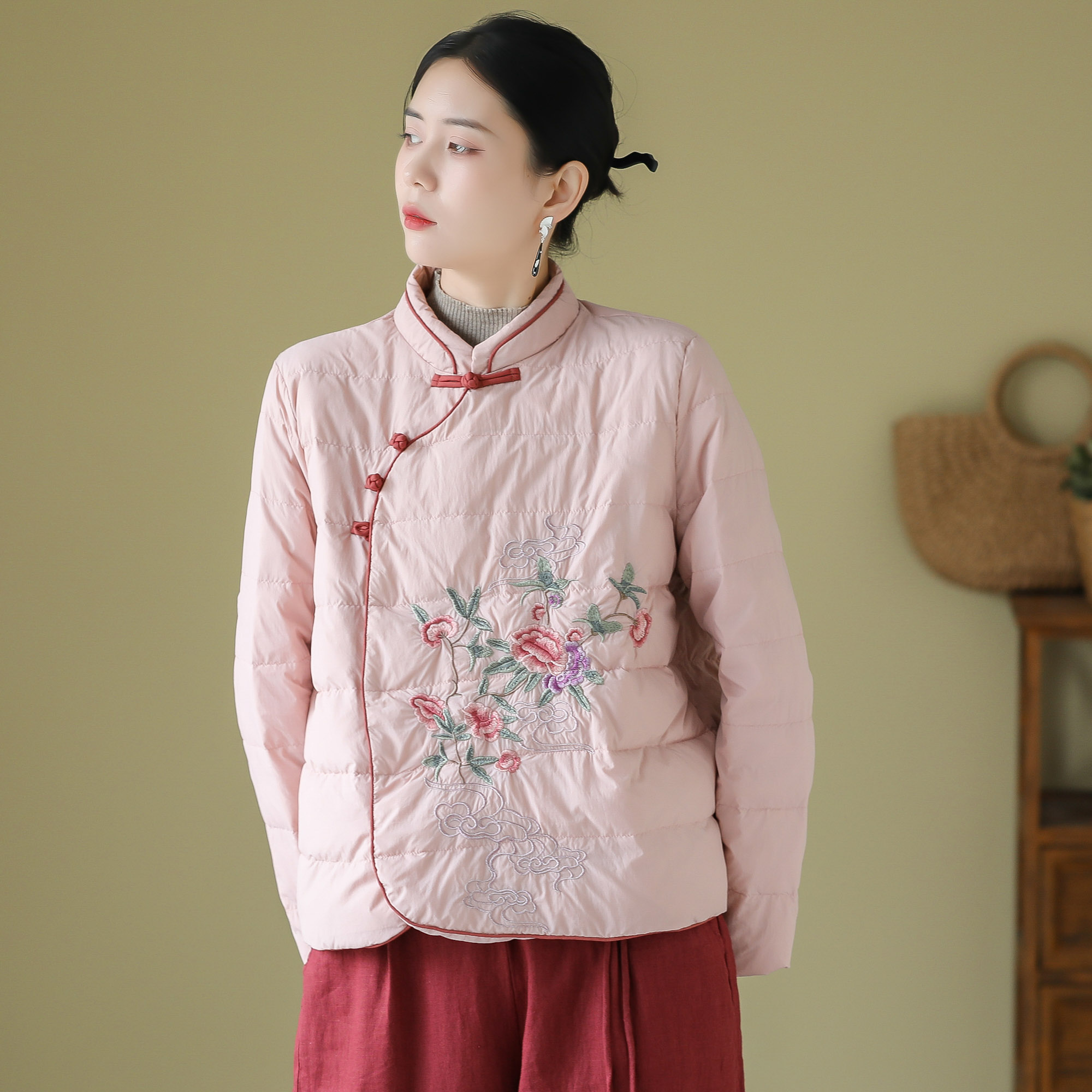 复古文艺国风短款立领刺绣羽绒服