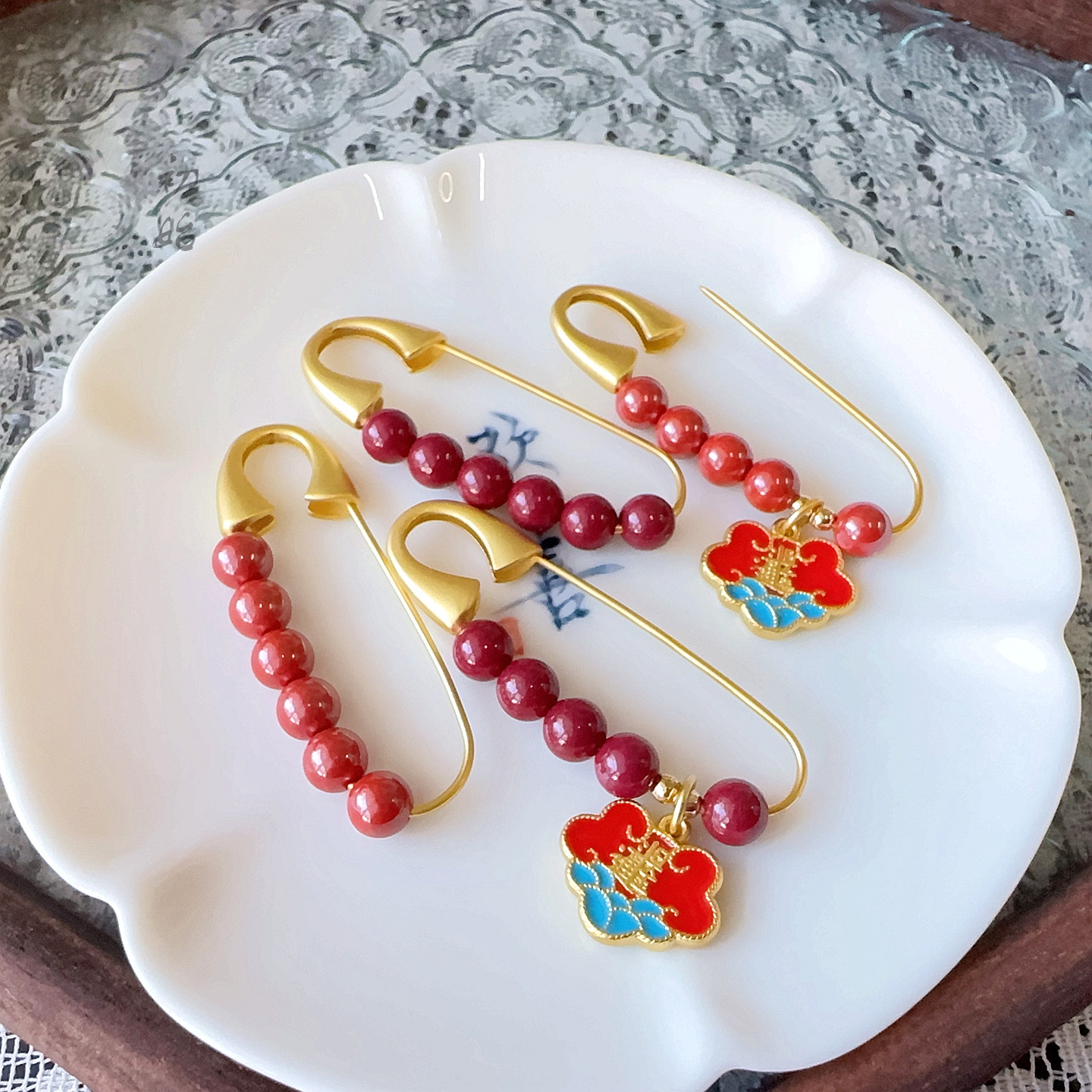 高纯度朱砂压惊别针宝宝外出挂件孕妇胸针扣固定衣服配饰平安,饰品/流行首饰/时尚饰品新,胸针,淘宝优惠券,粉丝福利购,淘宝优惠卷