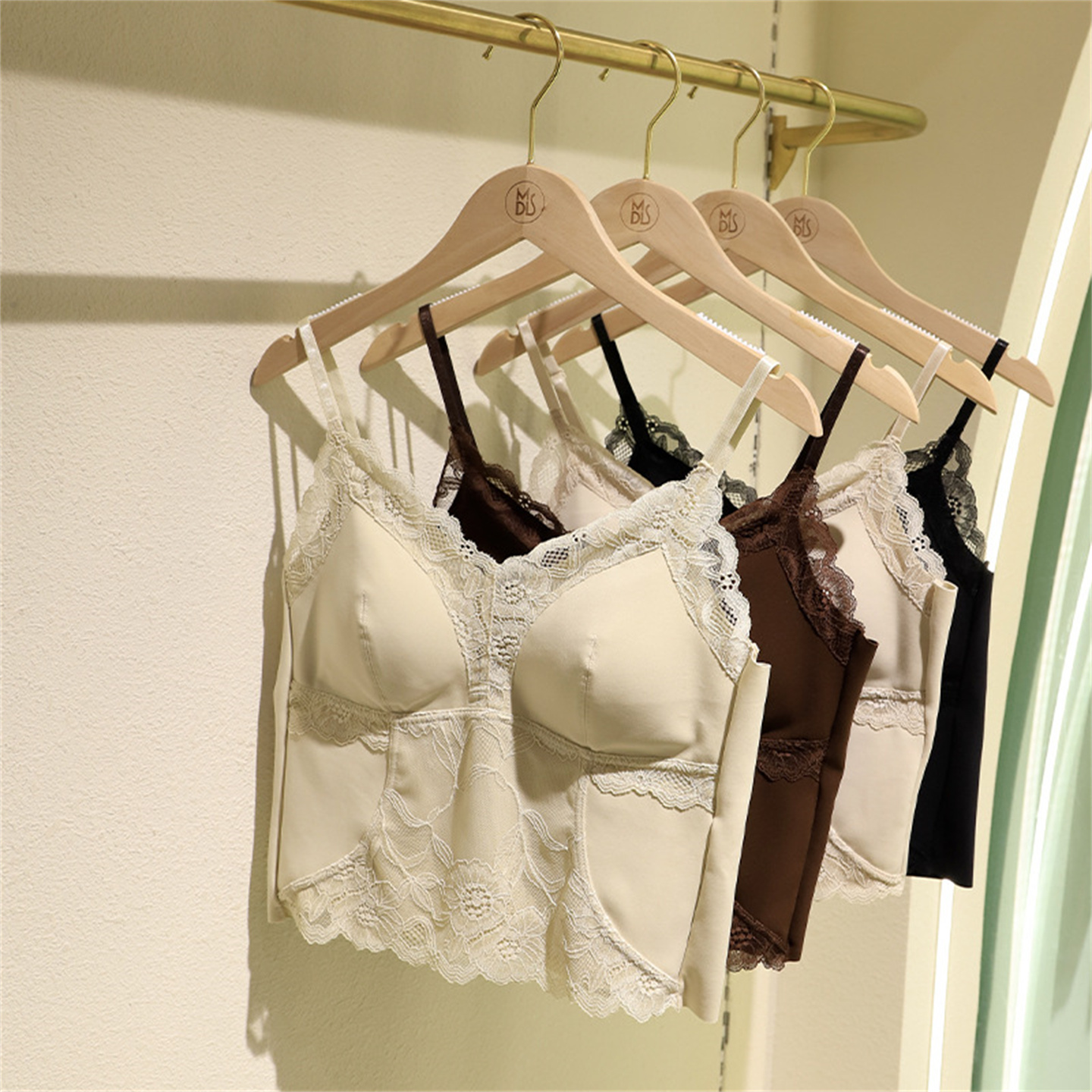 25秋冬立体蕾丝花边V领吊带美背可外穿打底内衣一体固定杯设计款