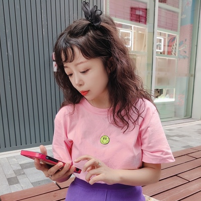 小个子穿搭粉色笑脸刺绣t恤百搭