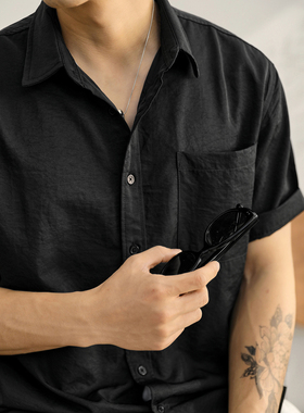 LUUD 帅气肌理感短袖衬衫男士夏季透气翻领胸口贴袋单穿黑色衬衣