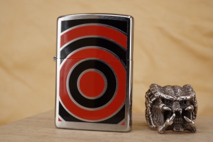 原装 ZIPPO防风打火机 2002年L全新镀铬拉丝彩印正中靶心