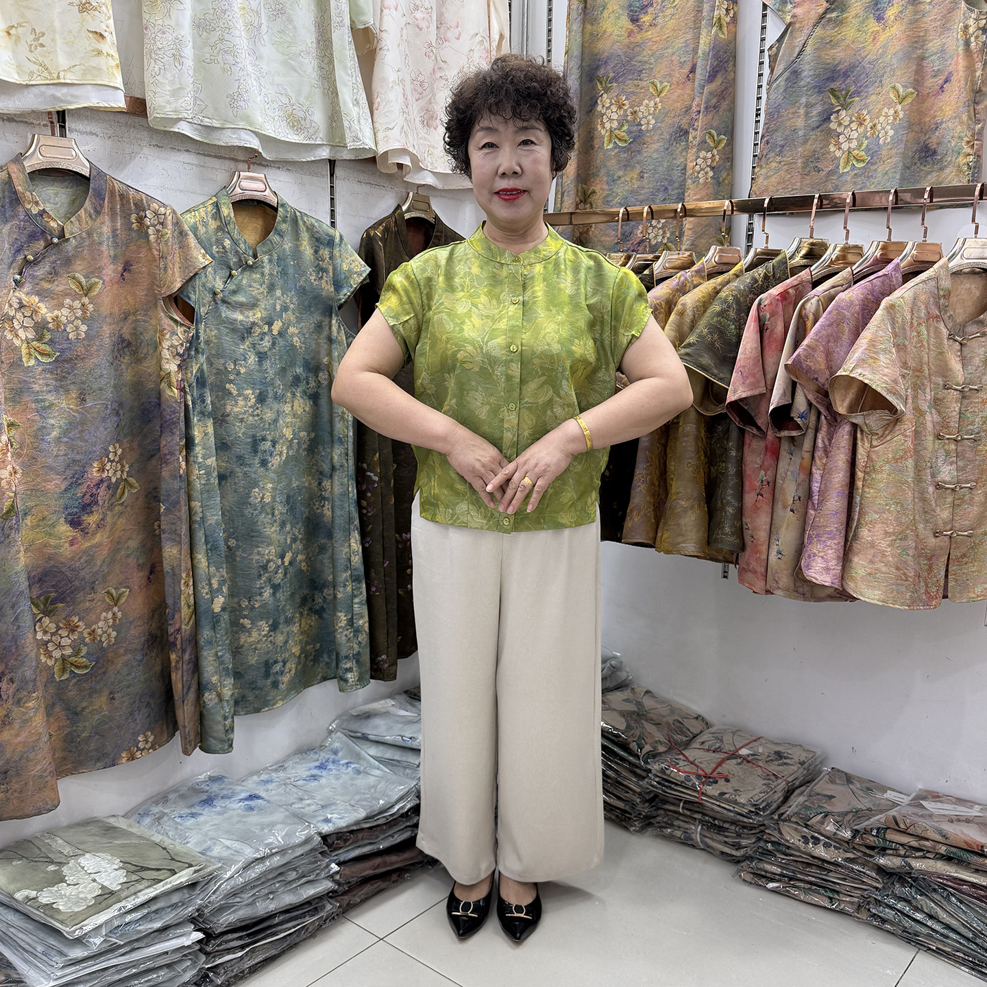 年轻妈妈夏季国风立领全开襟印花缎面衬衫国风花色宽松时尚两件套