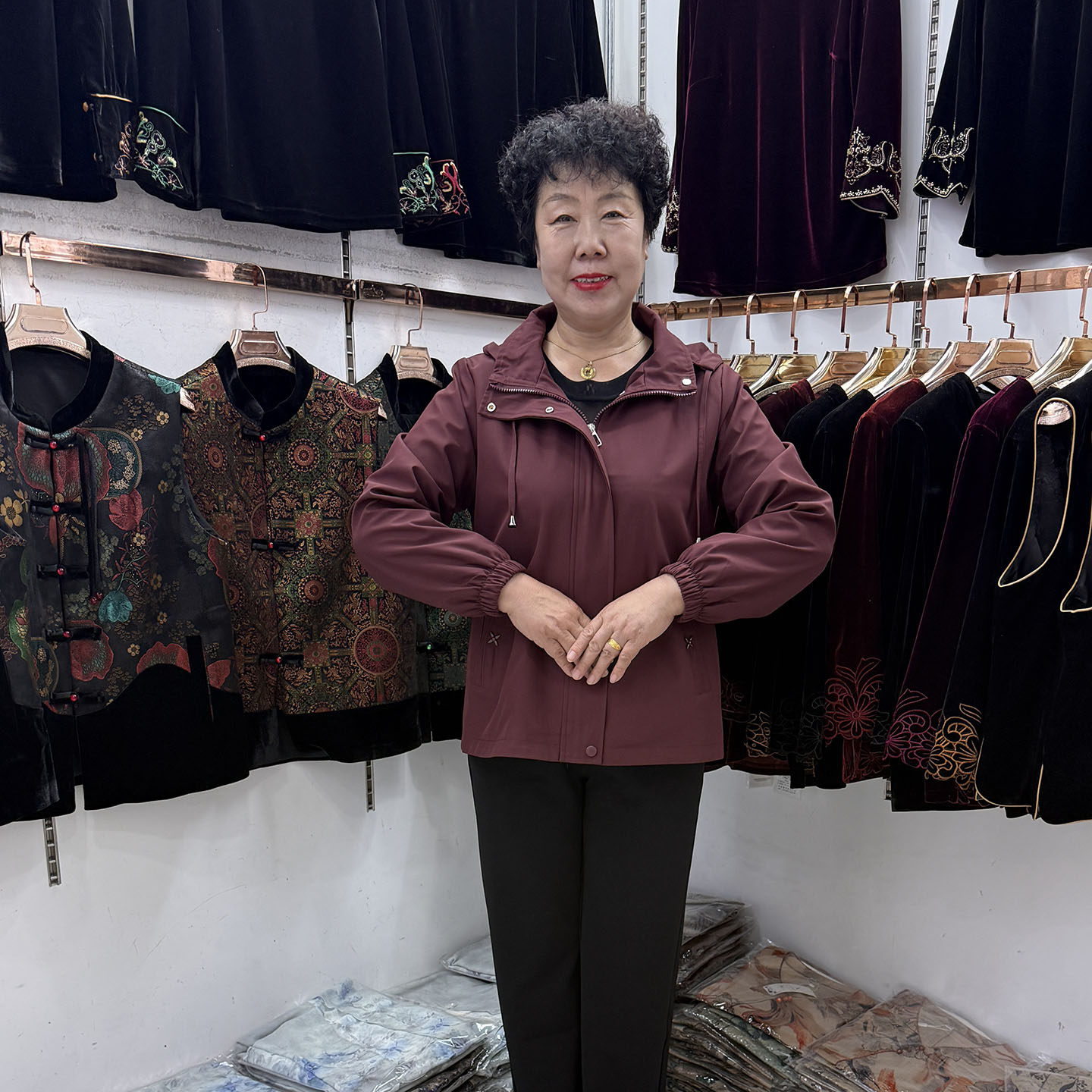 中老年春秋连帽夹克上衣2026年妈妈休闲红色防风宽松风衣外套短款