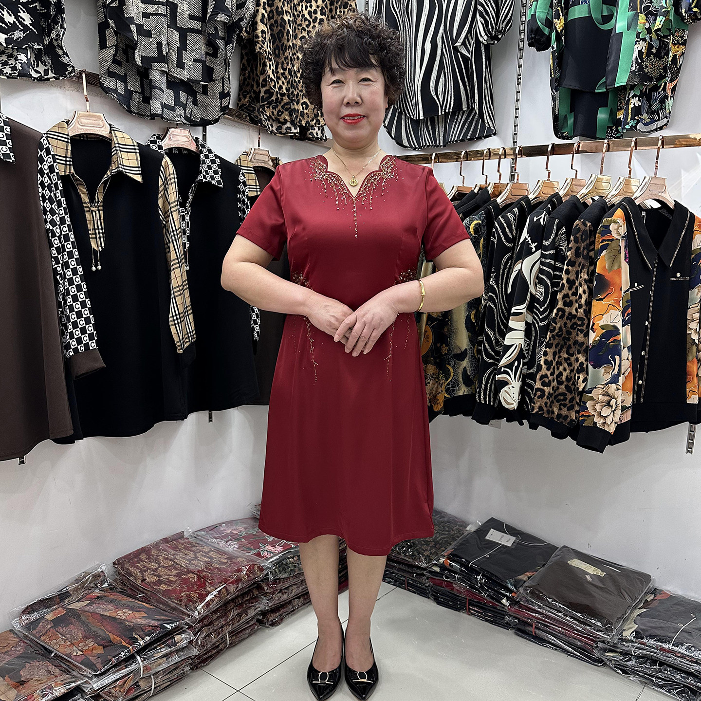 【推荐】妈妈酒红缎面连衣裙烫钻V领高档喜婆婆婚礼显瘦礼服裙夏