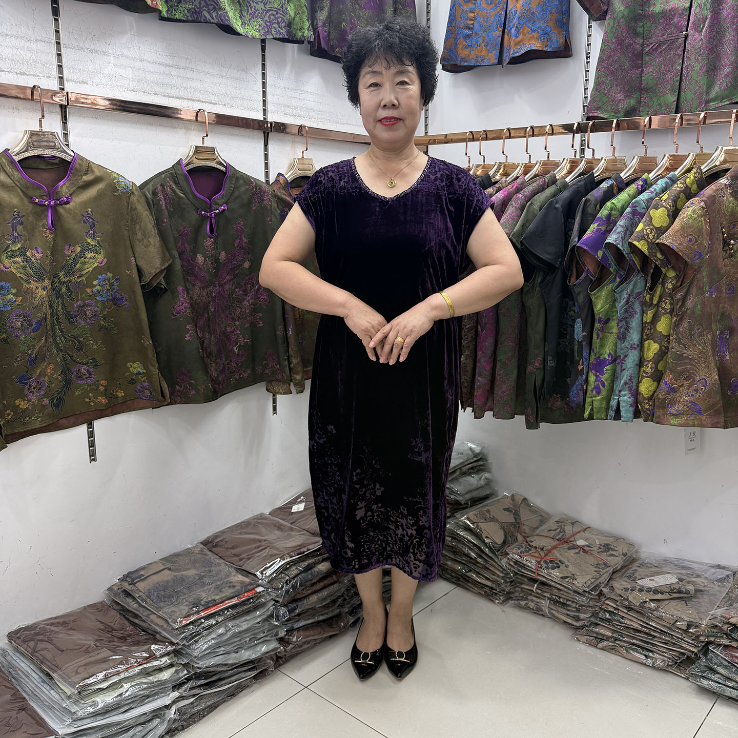 【高端】 中老年妈妈夏季丝绒连衣裙短袖紫色暗纹V领钉珠显瘦裙子