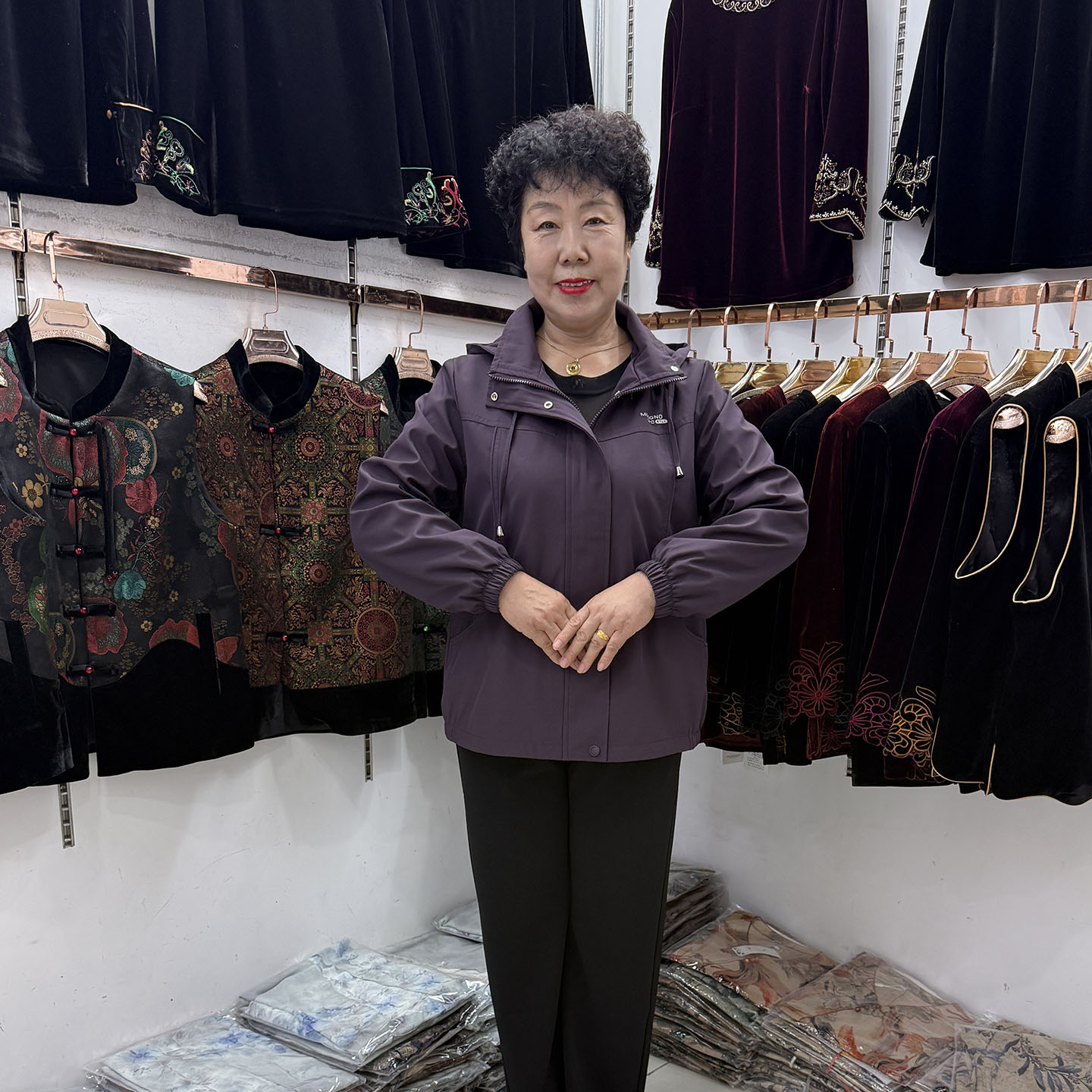 妈妈春秋休闲连帽外套女短款2026年宽松显瘦紫色大码奶有纯色开衫