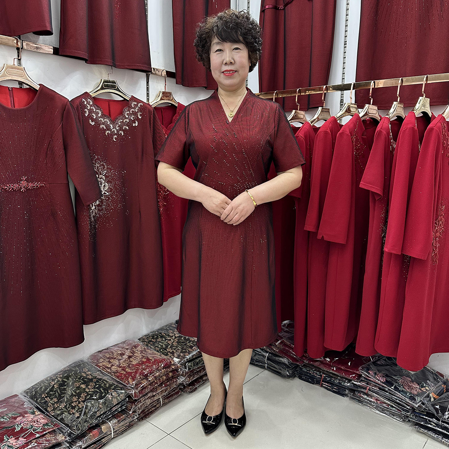 【主推】妈妈夏装V领烫钻连衣裙短袖喜婆婆婚宴收腰遮肚婚礼裙潮