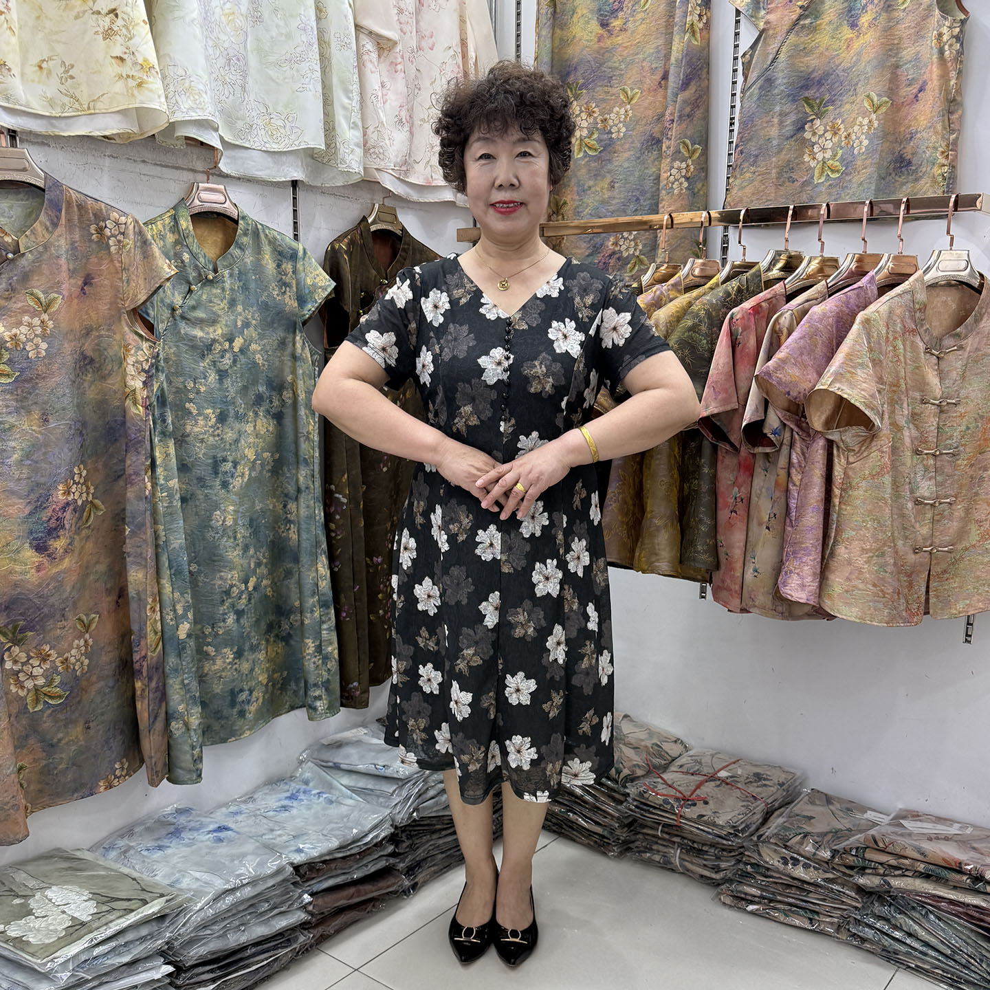 妈妈夏装V领碎花连衣裙黑底白花宽松遮肚透气中老年气质中长裙子