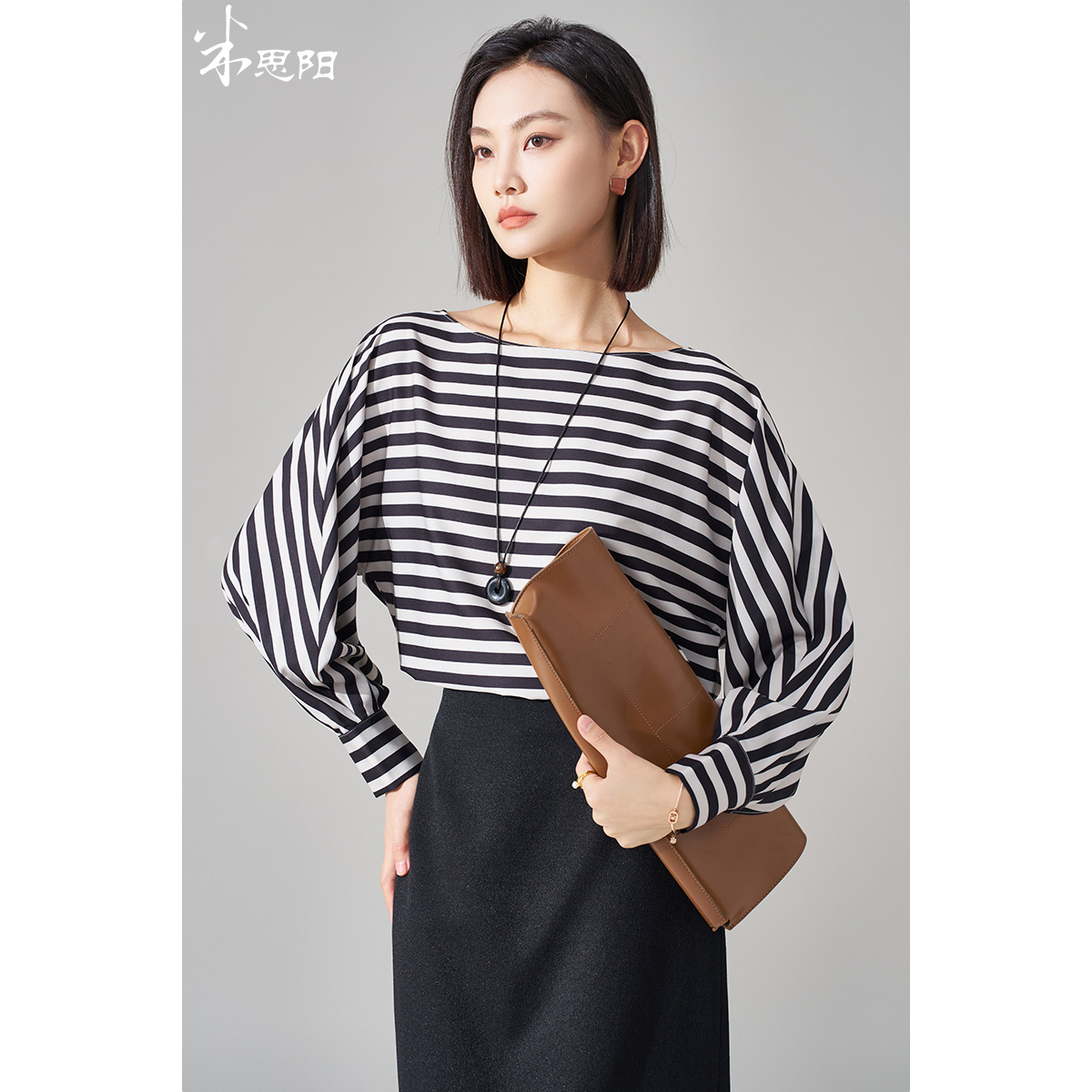 米思阳2025冬季新款气质通勤撞色条纹衬衫显瘦一字领独特小衫1729