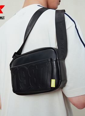 特步挎包男女同款2025秋季情侣单肩包运动小包皮包情侣斜挎包正品