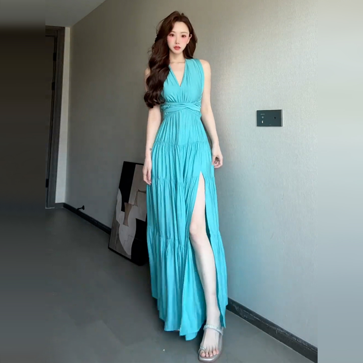 海边度假蓝色挂脖吊带连衣裙子女夏2025新款流行爆款沙滩露背长裙