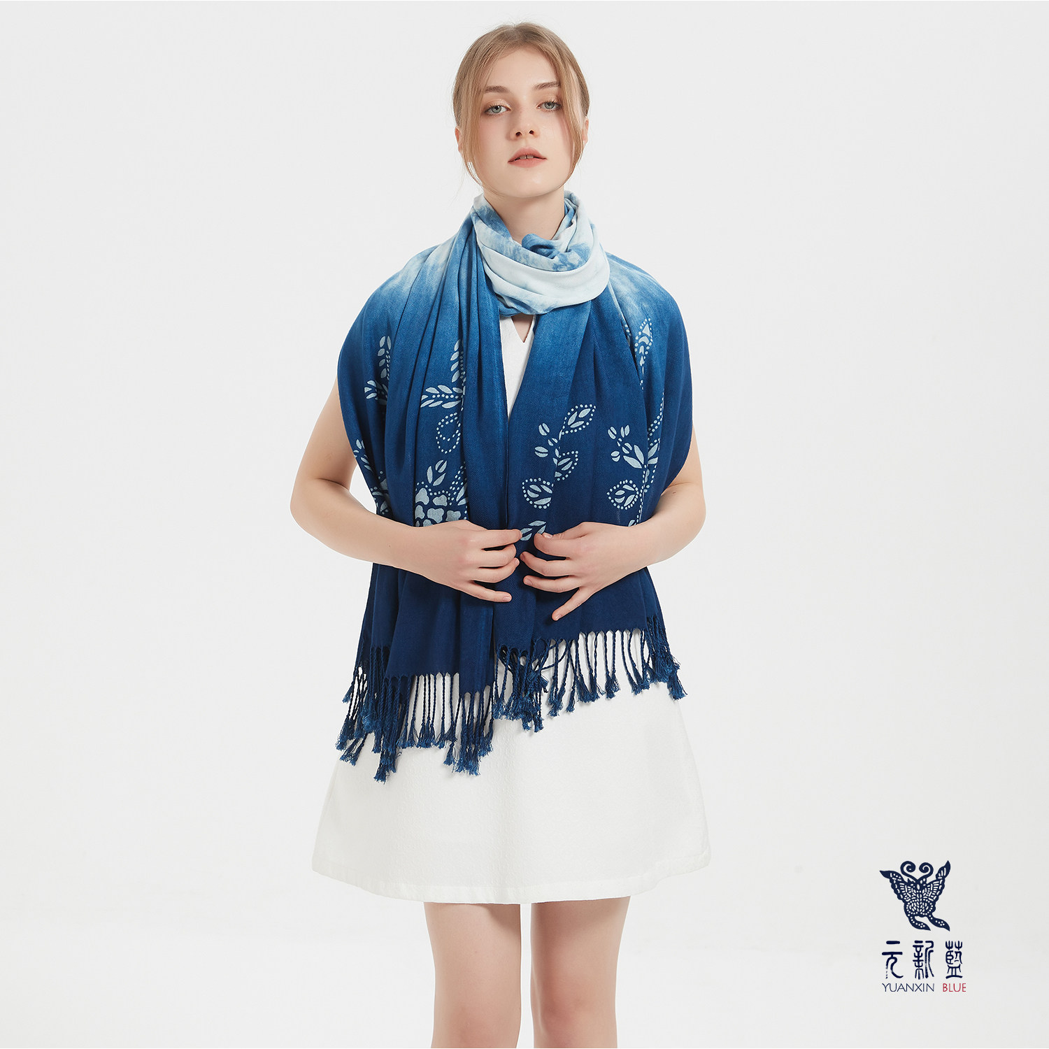 送礼围巾高级感礼品秋冬季新款纯手工蓝布印花非遗纯棉女士披肩