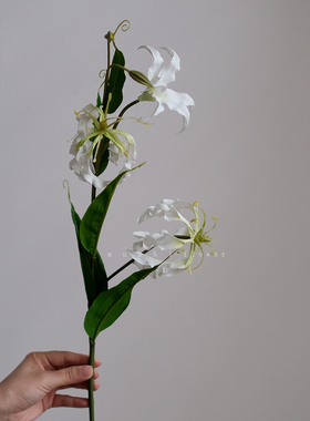 手感逼真白色嘉兰百合仿真花假花花束高端客厅高枝插花装饰摆件